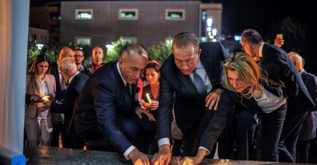 Kryeministri Haradinaj dhe zëvendëskryeministri Pacolli kanë ndezur qirinj në përkujtim të 11 Shtatorit
