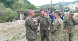 Gjenerallejtënant Rrahman Rama viziton ekipet e FSK-së në operacionin e kërkimit të trupave të policëve në lumin Lepenc