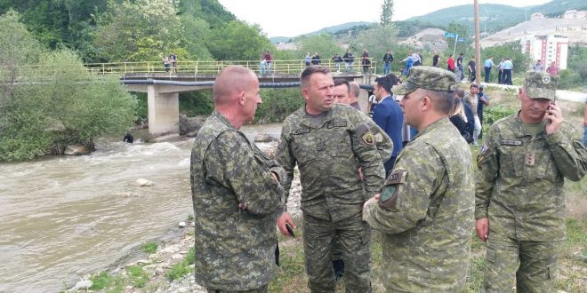 Gjenerallejtënant Rrahman Rama viziton ekipet e FSK-së në operacionin e kërkimit të trupave të policëve në lumin Lepenc
