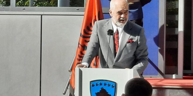 Kryeministri, i Shqipërisë, Edi Rama, është pritur në Aeroportin e Prishtinës nga dy ministra, jo nga Albin Kurti