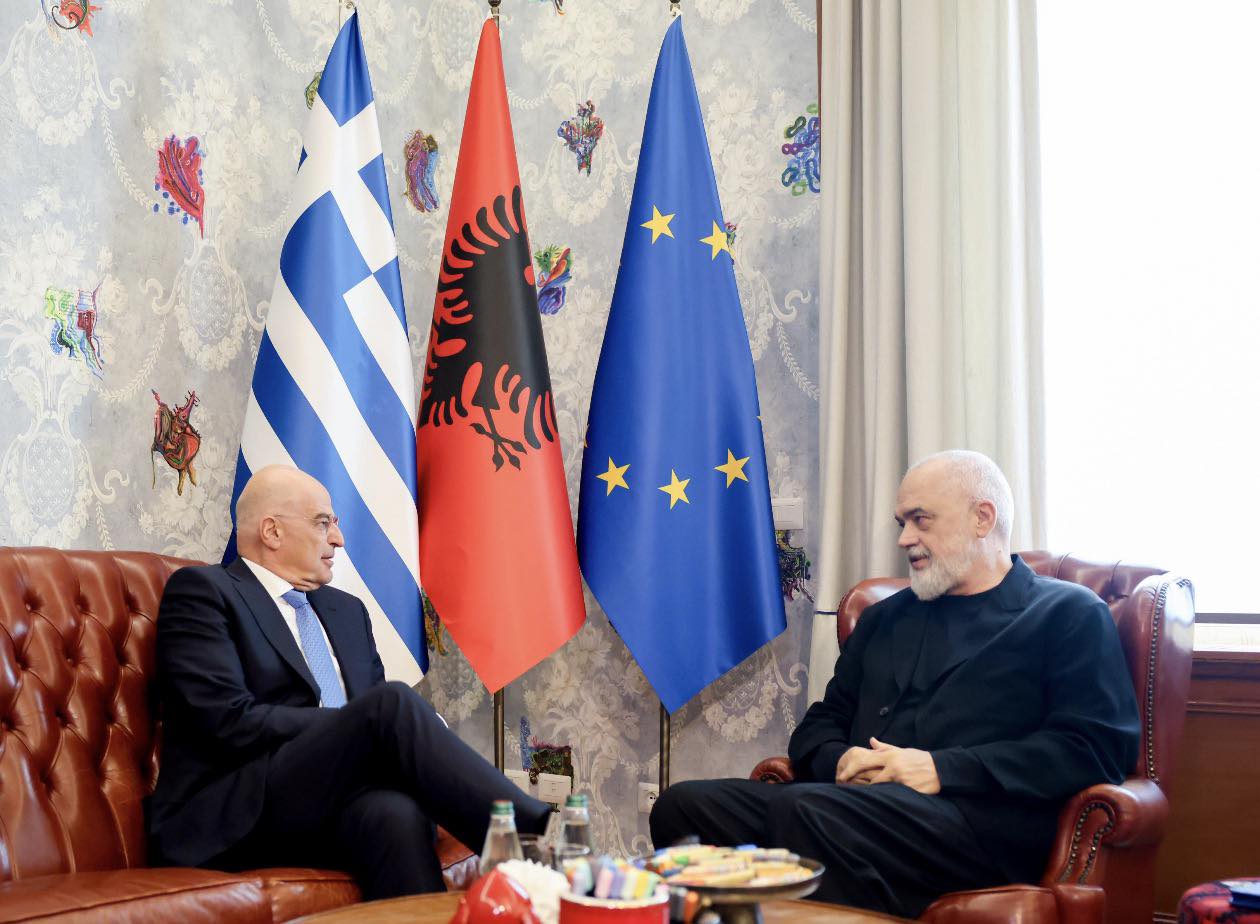 Dendias në Tiranë  rifillojnë bisedimet Shqipëri Greqi për çështjen e kufirit detar