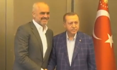 Kryeministri, Edi Rama gjatë qëndrimit në Stamboll ka biseduar me kryetarin e Turqisë, Rexhep Tajip Erdogan