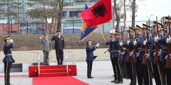 Komandanti i FSK-së, Rrahman Rama priti me ceremoni ushtarake shefin e SHP të FARSH-së Bardhyl Kollçaku