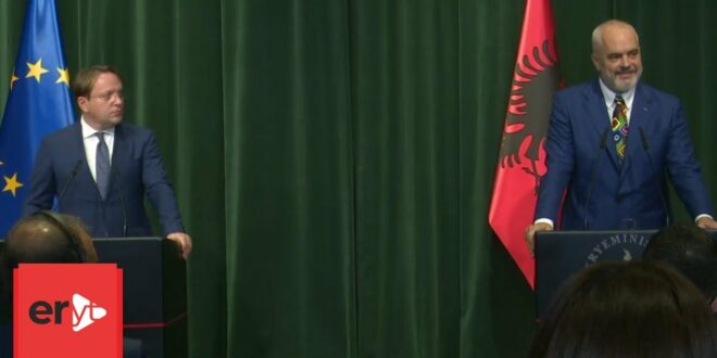 Oliver Varhelyi: Rruga europiane për Kosovën kalon përmes dialogut me Serbinë të ndërmjetësuar nga BE-ja