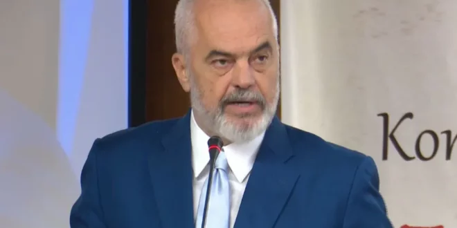 Edi Rama i falënderon të rinjtë nga Kosova të cilët ishin pjesë e ceremonisë gjatë vizitës se kryetarit amerikan Bill Clinton