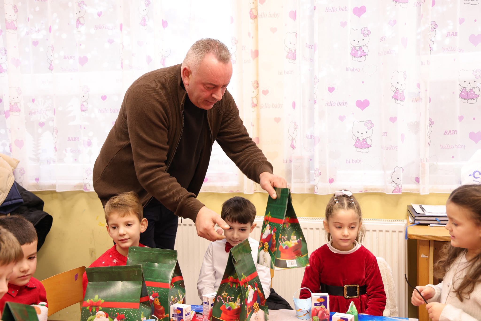 Në prag të festave të fundvitit  Kryetari Ramosaj  kaloi ditën me më të vegjlit