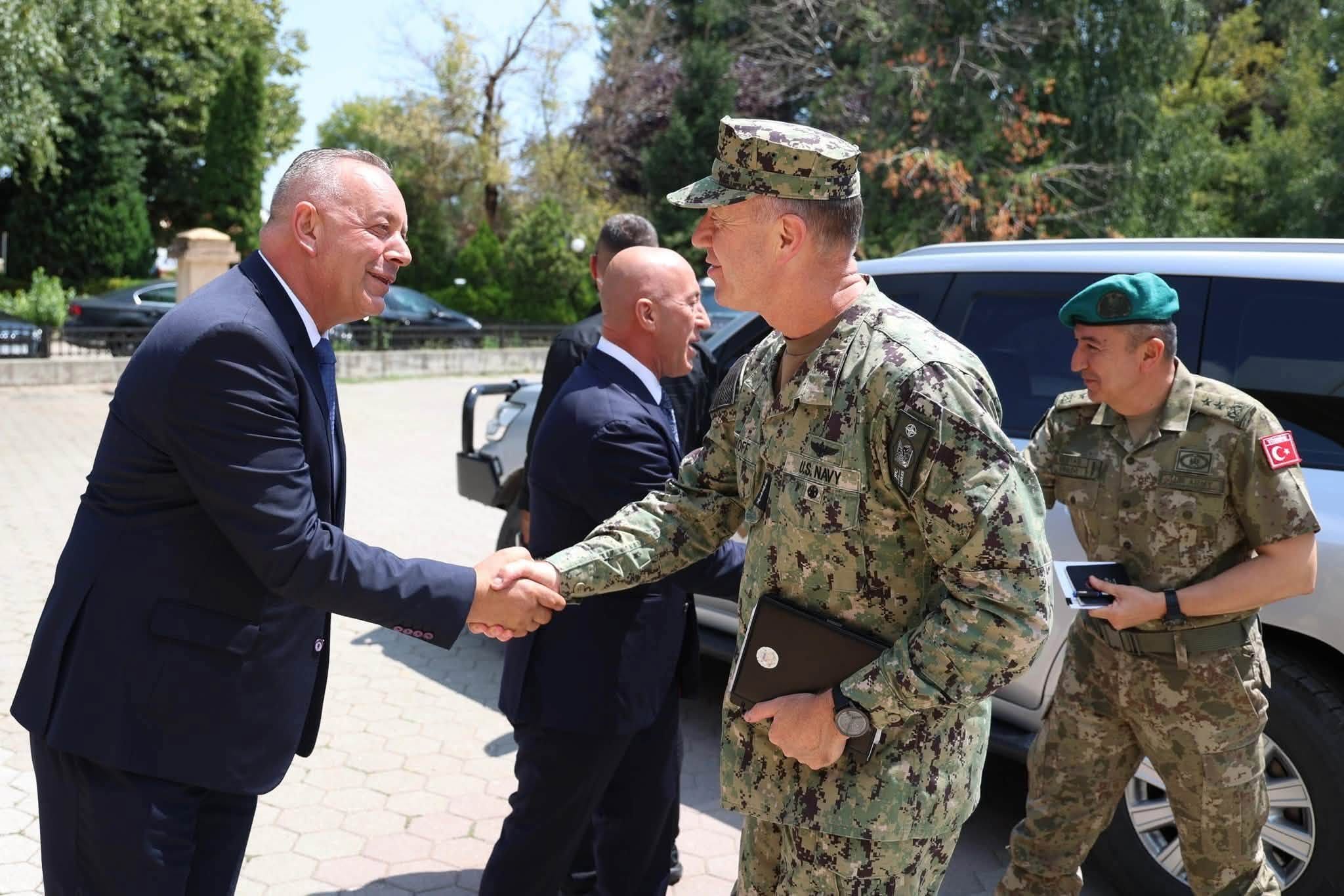 Ramosaj dhe Haradinaj pritën në takim admiralin amerikan George Witkof