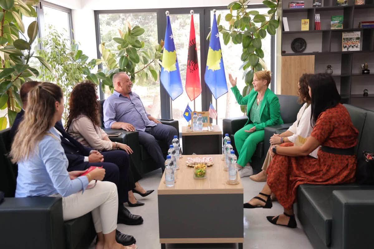 Kryetari Ramosaj  priti në takim Drejtoreshën e Korpusit të Paqes në Kosovë  znj  Joanne Fairley
