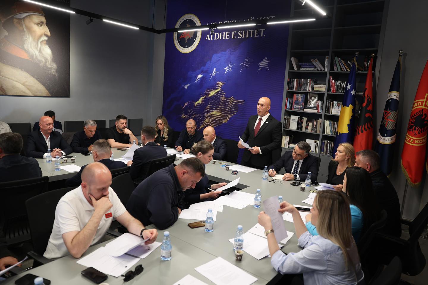 AAK zyrtarizon Ardian Gjinin kandidat për kryeministër