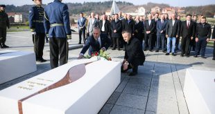 Haradinaj bënë nderime në Kompleksin Memorial në Prekaz, thotë ndodhem në vendin ku buroi liria e Kosovës