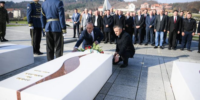 Haradinaj bënë nderime në Kompleksin Memorial në Prekaz, thotë ndodhem në vendin ku buroi liria e Kosovës