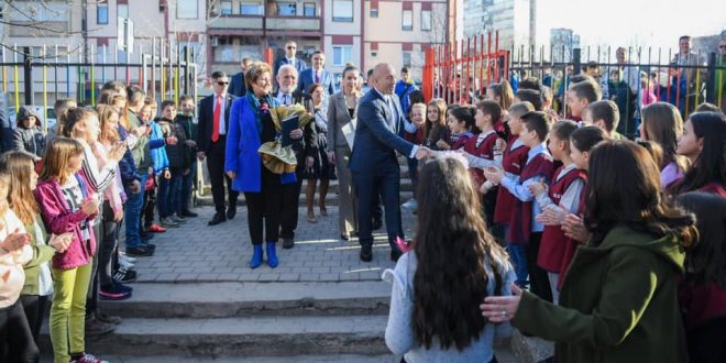 Për nder të 7 Marsit, Ditës se Mësuesit, kryeministri Haradina viziton shkollën fillore “Hasan Prishtina”, në Ulpianë