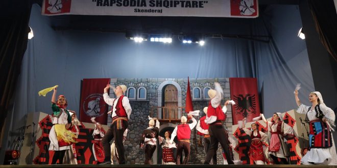 Në Skënderaj po mbahet Festivali Folklorik Gjithëkombëtar “Rapsodia Shqiptare”