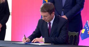 Ministri Reçica në Tiranë nënshkruan marrëveshjen për unifikimin e tregut të punës ndërmjet Kosovës dhe Shqipërisë