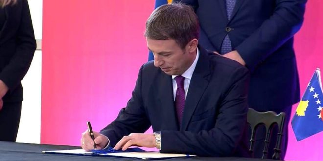 Ministri Reçica në Tiranë nënshkruan marrëveshjen për unifikimin e tregut të punës ndërmjet Kosovës dhe Shqipërisë