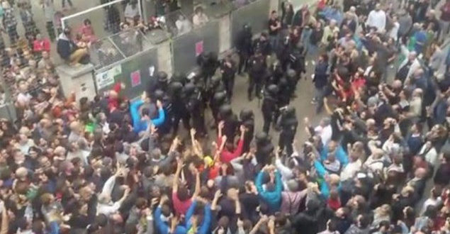 Kaos dhe dhunë në Katalonia, dhjetëra të plagosur nga policia