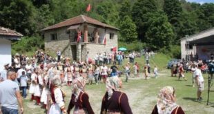 ‘Dnevnik’ i frikësohet faktit që shqiptarët ortodoks në Maqedoni po rikthehen në identitet