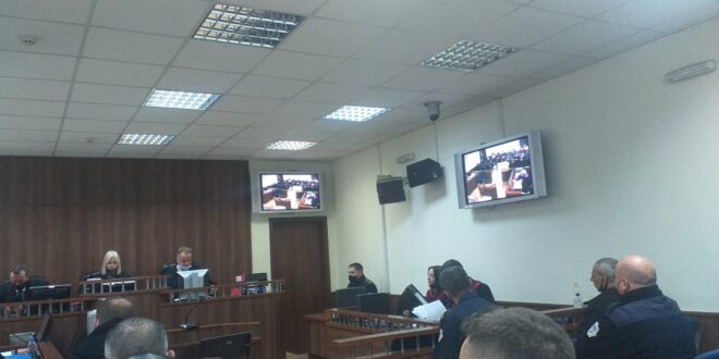 I akuzuari për krime lufte, Remzi Shala, ka gjuajtur me shishe në drejtim të akuzuesve gjatë seancës në Gjykatën e Prizrenit