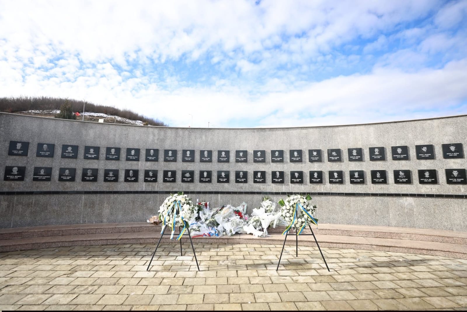 Ambasada Britanike përkujton 27 vjetorin e Masakrës së Reçakut