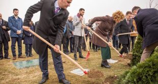 Në kompleksin ‘’Adem Jashari’’ janë mbjelldhur 116 fidanëve, që simbolizojnë shtetet që e kanë njohur Kosovën