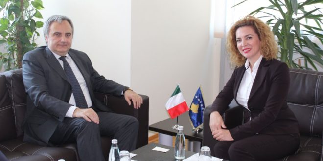 Ministrja e Mjedisit dhe Planifikimit Hapësinor Albena Reshitaj takoi zëvendësambasadorin e Italisë në Kosovë Matteo Corradini