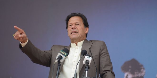 Kryeministri i Pakistanit, Imran Khan, për ngacmimin seksual fajëson mënyrën se si vishen gratë gjysmëlakuriqe