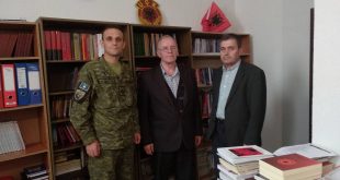 Radio-Kosova e Lirë i dhuroi 100 libra Bibliotekës së FSK-së në Prishtinë