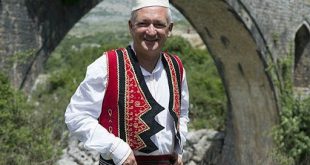 Ahmet Qeriqi: Dhjetë alfabete të gjuhës shqipe, të cilat i ka prezantuar në një libër studiuesi i mirënjohur, Robert Elsie