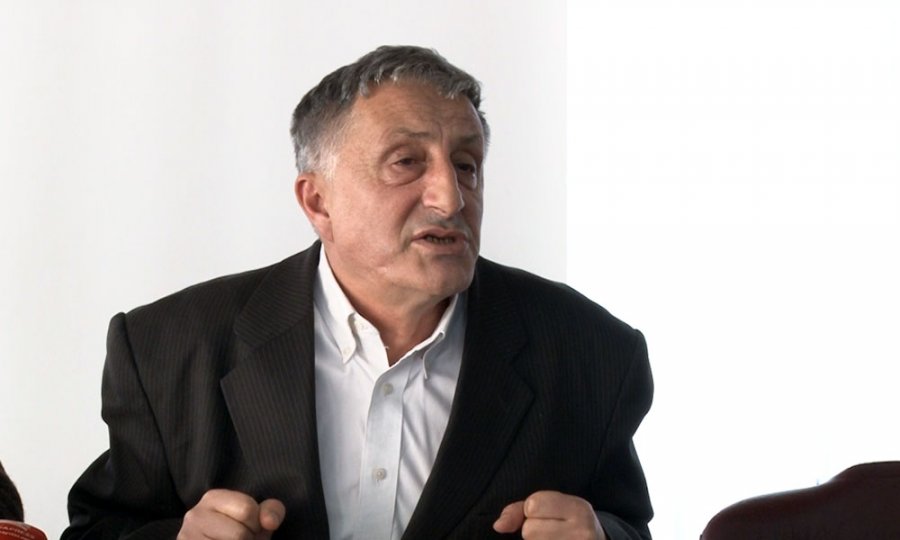 Kryesindikalisti i arsimit  Rrahman Jashari ka kërkuar që të shtyhet nisja e mësimit