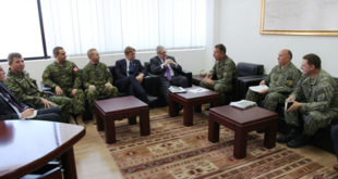 Komandanti i FSK-së Rrahman Rama priti në takim ish ministrin e Kanadasë, Lloyd Axworthy dhe ambasadorin, Maksymiuk