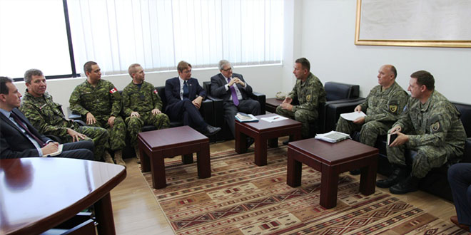 Komandanti i FSK-së Rrahman Rama priti në takim ish ministrin e Kanadasë, Lloyd Axworthy dhe ambasadorin, Maksymiuk