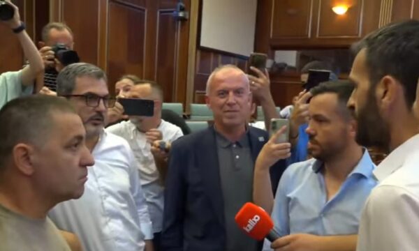 Tensionet nuk ka të ndalur në Kuvend  Përplasen ashpër deputetët Eman Rrahmani dhe Ardian Gola