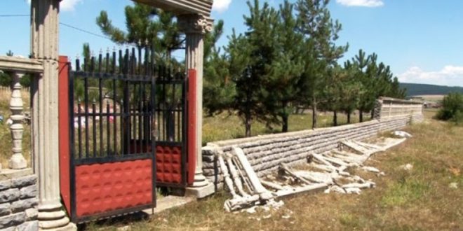 Janë dëmtuar rrethojat e varrezave të dëshmorëve në fshatin Tërstenik të Drenicës