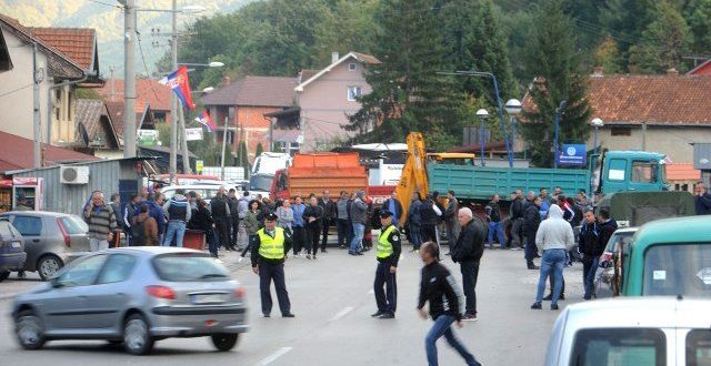 Është liruar rruga Mitrovicë – Bërnjak pasi ishte bllokuar nga serbët lokal pas vizitës së kryetarit Thaçi në Ujman