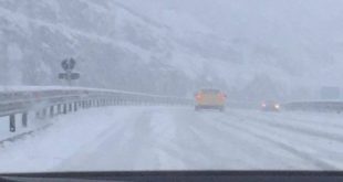 Autostrada që përshkon Shqipërinë dhe Kosovën kalohet me shumë vështirësi që sa vijnë e rriten