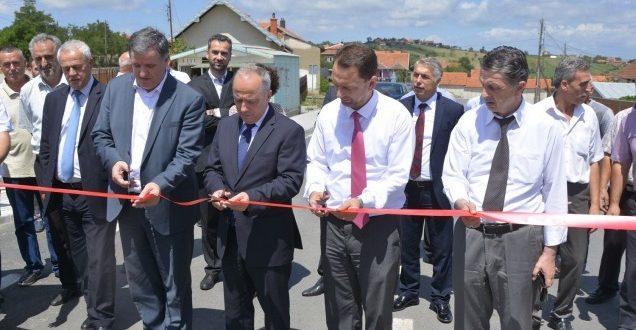 Ministri i Infrastrukturës, Lufti Zharku me zëvendësministrat: Hanefi Muharremi dhe Fehmi Mujota, si dhe me nënkryetarin e komunës së Skenderajt,