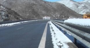 MI bënë të ditur se të gjitha rrugët në Kosovë janë të kalueshme përkundër reshjeve të borës dhe ngricave