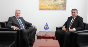 Ministri i Forcës së Sigurisë të Kosovës, Haki Demolli zyrtarisht ka dorëzuar detyrën, Rrustem Berishës