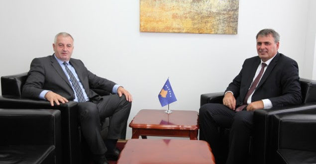 Ministri i Forcës së Sigurisë të Kosovës, Haki Demolli zyrtarisht ka dorëzuar detyrën, Rrustem Berishës