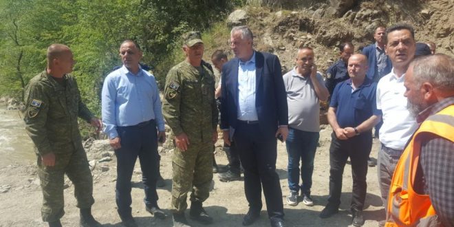 Ministri i FSK-së Rrustem Berisha vizitoi ekipet e FSK-së në operacionin e kërkimit në dy policëve në lumin Lepenc