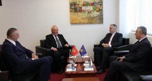 Ministri i FSK-së, Rrustem Berisha priti ambasadorin e Malit të Zi, në Kosovë, Ferhat Dinosha