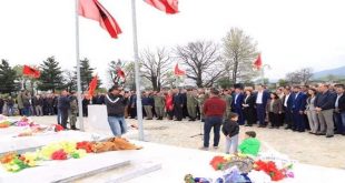 Sot në Deçan mbahen homazhe dhe përkujtohen dëshmorët e kombit Bilall Mazrekaj, Jakub Demalijaj dhe Jeton Kuqi