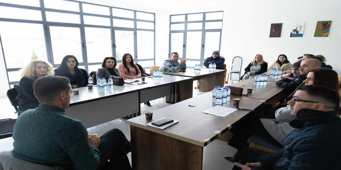 Shoqata Handikos në Skenderaj organizon tryezë të rrumbullakët në ditën ndërkombëtare të personave me aftësi të kufizuara