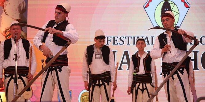 Ansambli i këngëve dhe valleve “Deçani” merr çmimin Malësorja - Radio ...