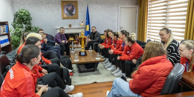 Kryetari Nura ka pritur në takim volejbollistet e KV Skenderaj dhe stafin teknik