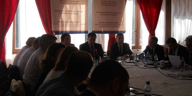 U mbajt tryeza e rrumbullakët: Gjendja e sigurisë rrugore në Kosovë dhe sfidat në të ardhmen
