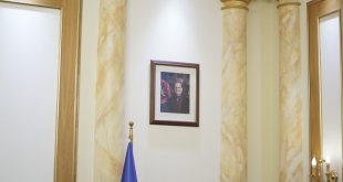 Vjosa Osmani e largon fotografinë e kryetarit të Republikës se Kosovës, Hashim Thaçi nga zyrja e saj