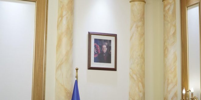 Vjosa Osmani e largon fotografinë e kryetarit të Republikës se Kosovës, Hashim Thaçi nga zyrja e saj
