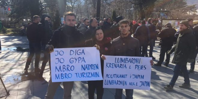 Në Pejë sot është protestuar për të kundërshtuar projektin për ndërtimin e hidrocentraleve në Lumbardh