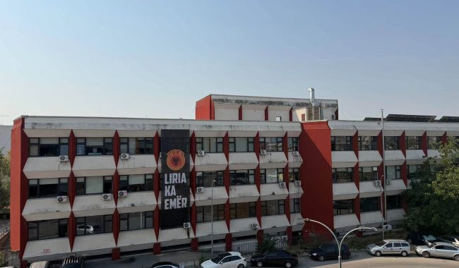 Oda e Mjekëve vendos flamurin e UÇK së në prag të aktgjykimit në Hagë